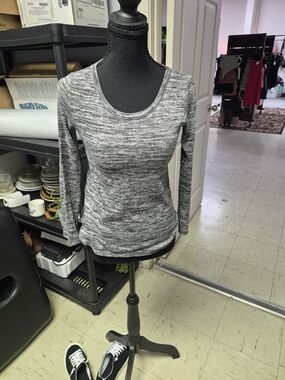 Mudd Heathered Black & White Long-Sleeve Scoop Neck Top